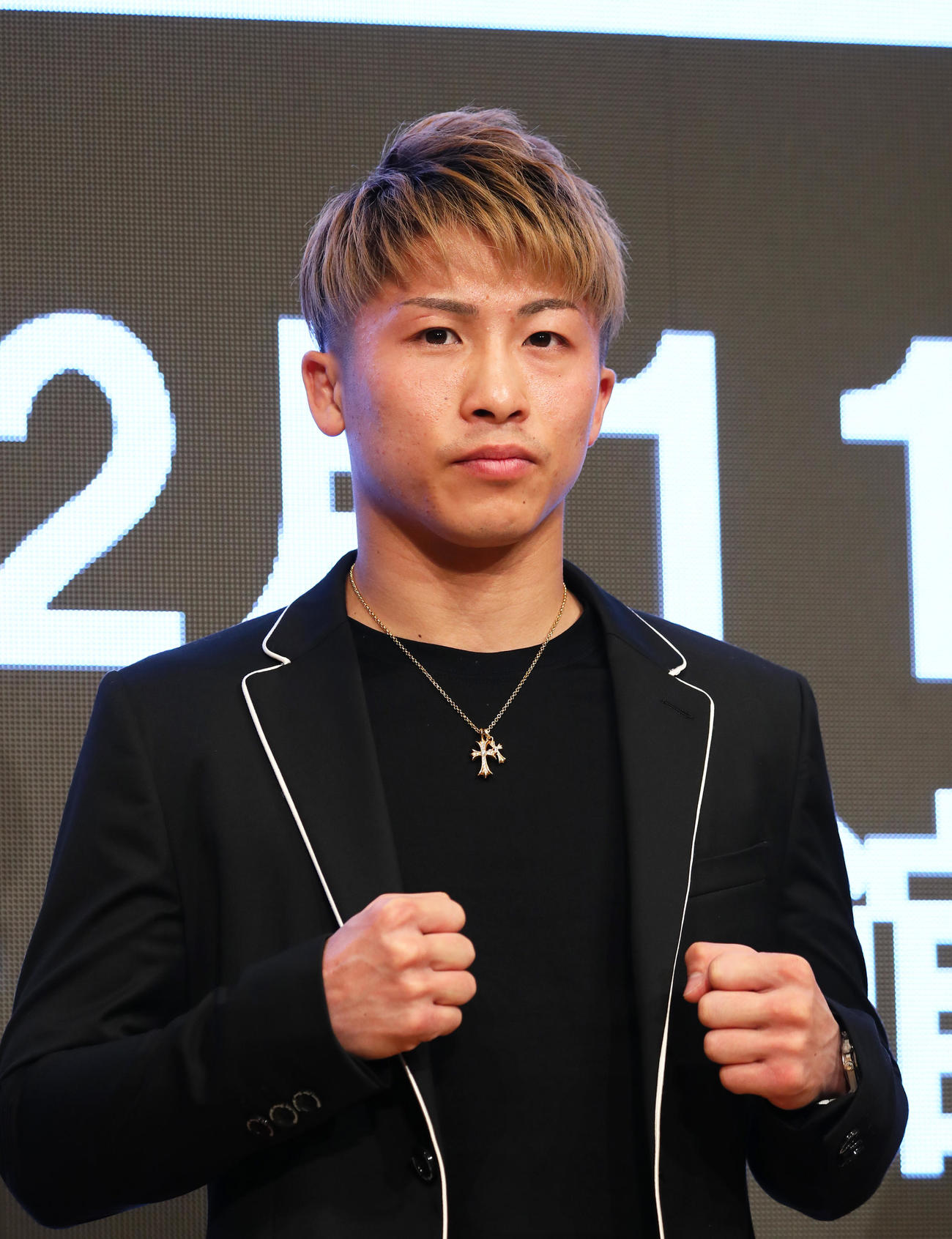 ポーズを決める井上尚（撮影・足立雅史）