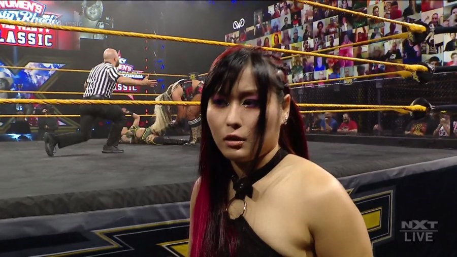 因縁のマルティネス襲撃のために姿をみせたNXT女子王者紫雷イオ（C）2021WWE,Inc.AllRightsReserved.