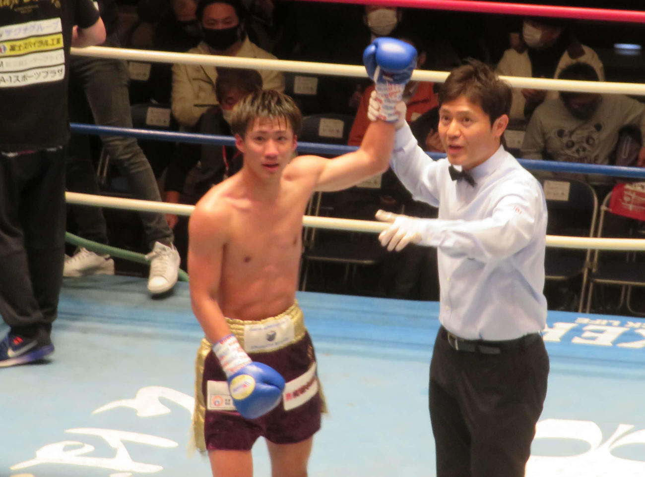 B級トーナメントのスーパーバンタム級決勝を制し、勝ち名乗りを受けるた木村（左）