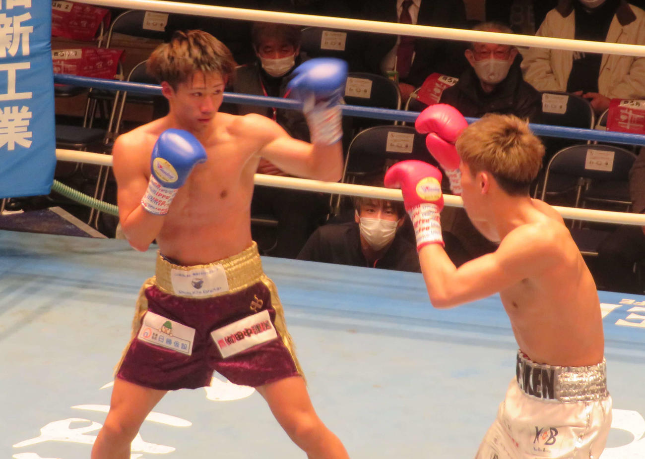 B級トーナメントのスーパーバンタム級決勝で、三尾谷（右）と対戦した木村