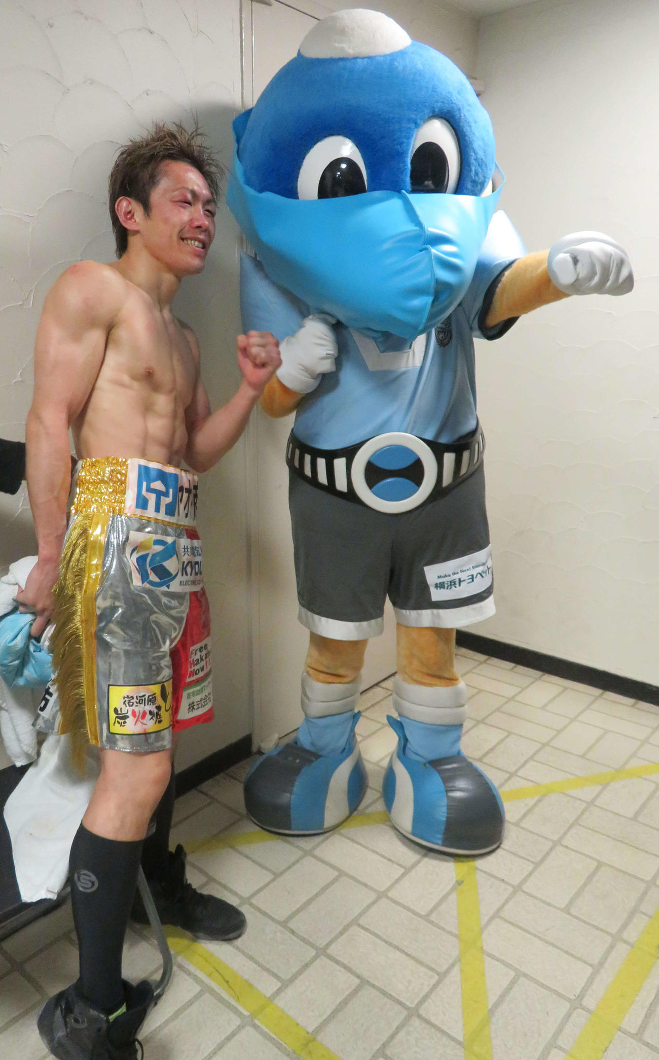 応援団長のJリーグ川崎フロンターレのマスコット、ふろん太くん（右）と王座奪取を喜ぶ日本スーパーバンタム級新王者の古橋