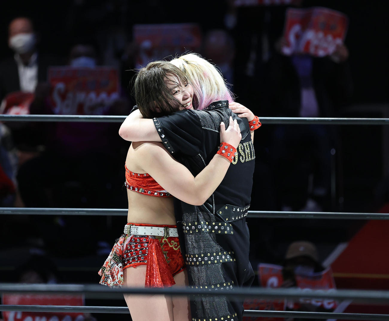 WWE挑戦前最後の試合で敗れたSareee（左）は世志琥と熱い抱擁を交わす（撮影・浅見桂子）