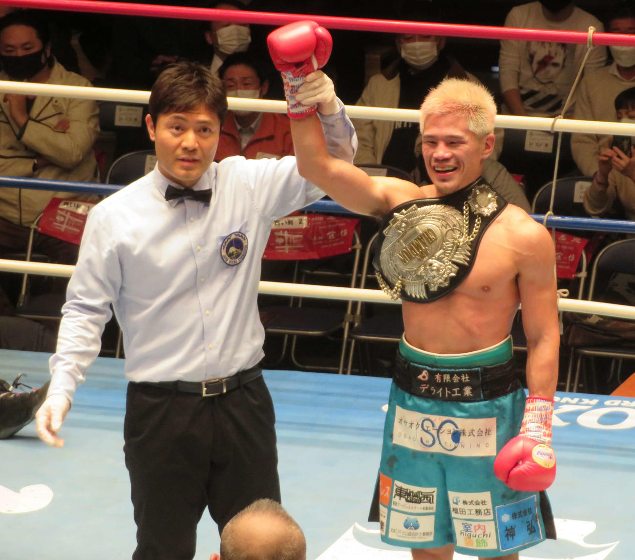 初防衛に成功した日本スーパーフェザー級王者坂（右）
