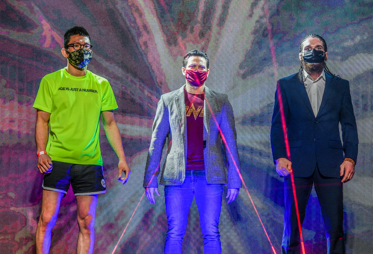 計量パス後、ナカシマ（右端）と並び立った前ONEライト級王者青木（左端）（C）ONEChampionship