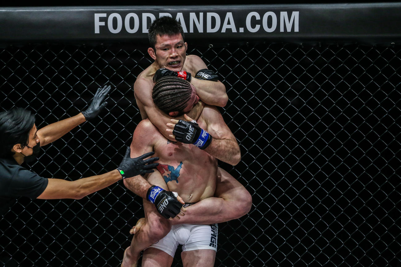 裸絞めでナカシマ（手前）からギブアップを奪った前ONEライト級王者青木(C)ONEChampionship