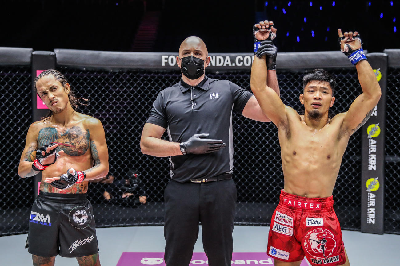 勝利したアディワン（右端）をたたえたDEEPストロー級王者川原（左端）(C)ONEChampionship