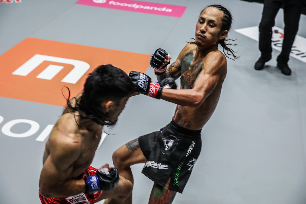 アディワン（左）との打撃戦で押されたDEEPストロー級王者川原(C)ONEChampionship