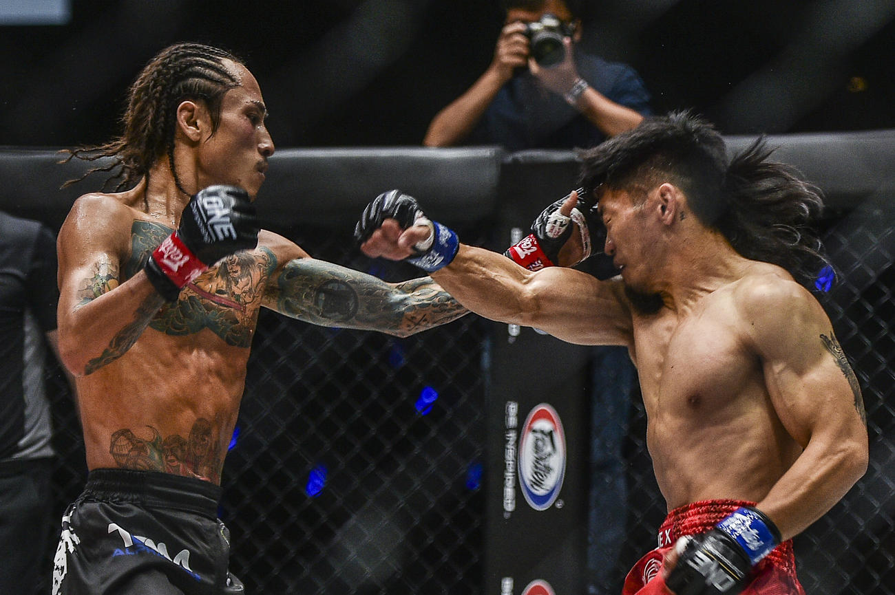アディワンに左拳をヒットさせたDEEPストロー級王者川原(C)ONEChampionship