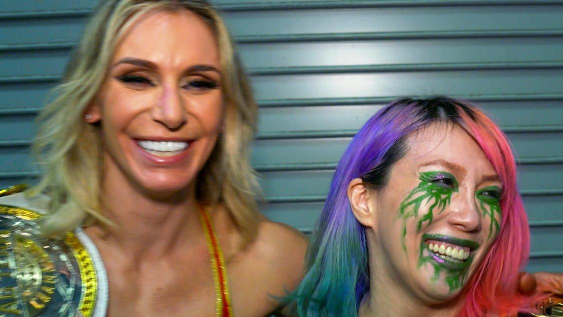 タッグ戦勝利を喜ぶWWE女子タッグ王者のアスカ（右）とシャーロット・フレアー（C）2021WWE,Inc.AllRightsReserved.