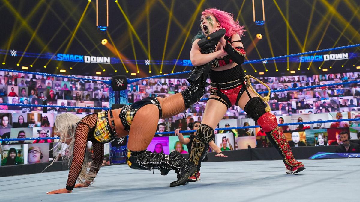 リブ・モーガン（左）を足首固めで攻めるアスカ（C）2021WWE,Inc.AllRightsReserved.