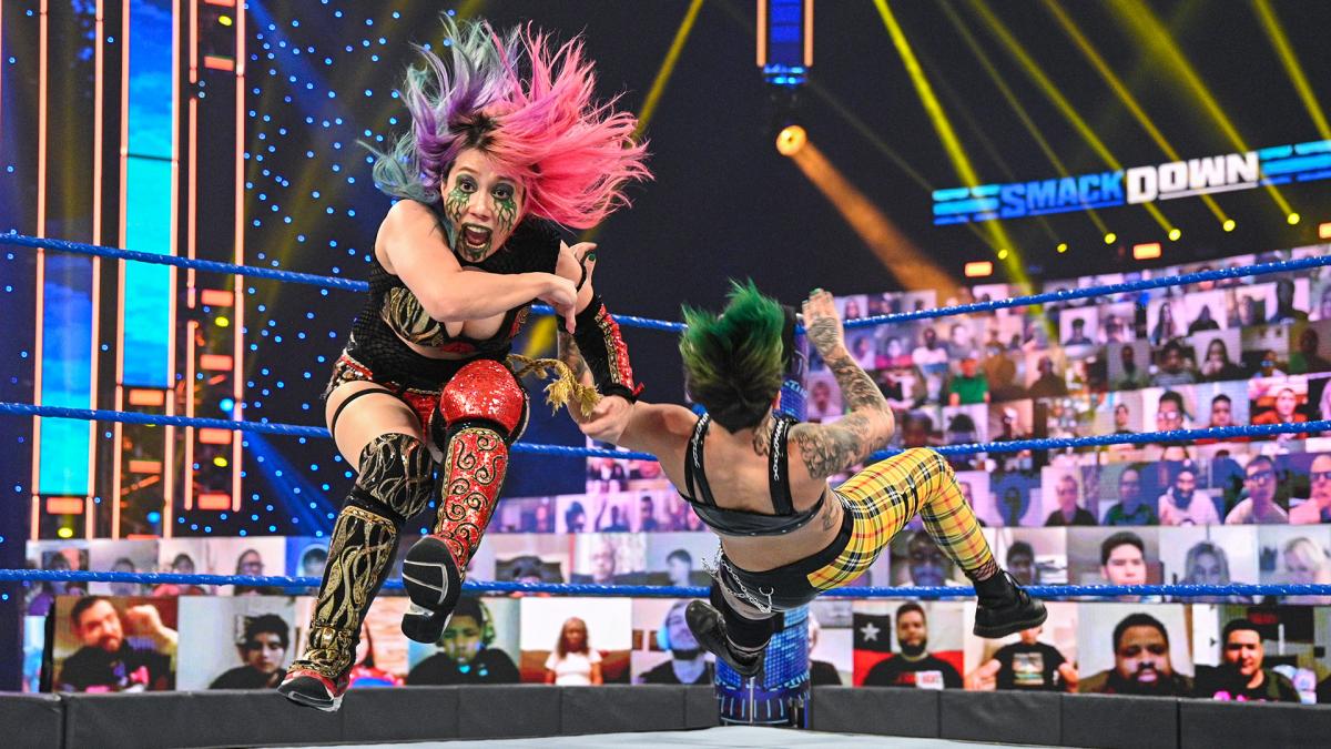 ルビー・ライオット（右）にショルダータックルするアスカ（C）2021WWE,Inc.AllRightsReserved.