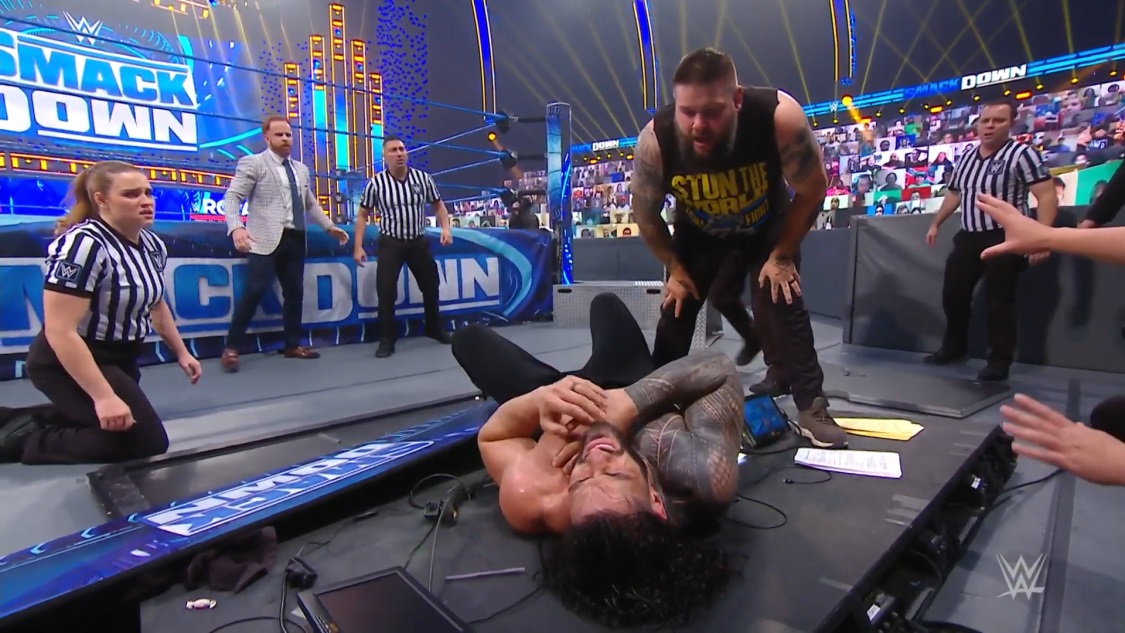解説席に倒れるWWEユニバーサル王者レインズ（手前）を挑発したオーエンズ（C）2021WWE,Inc.AllRightsReserved.