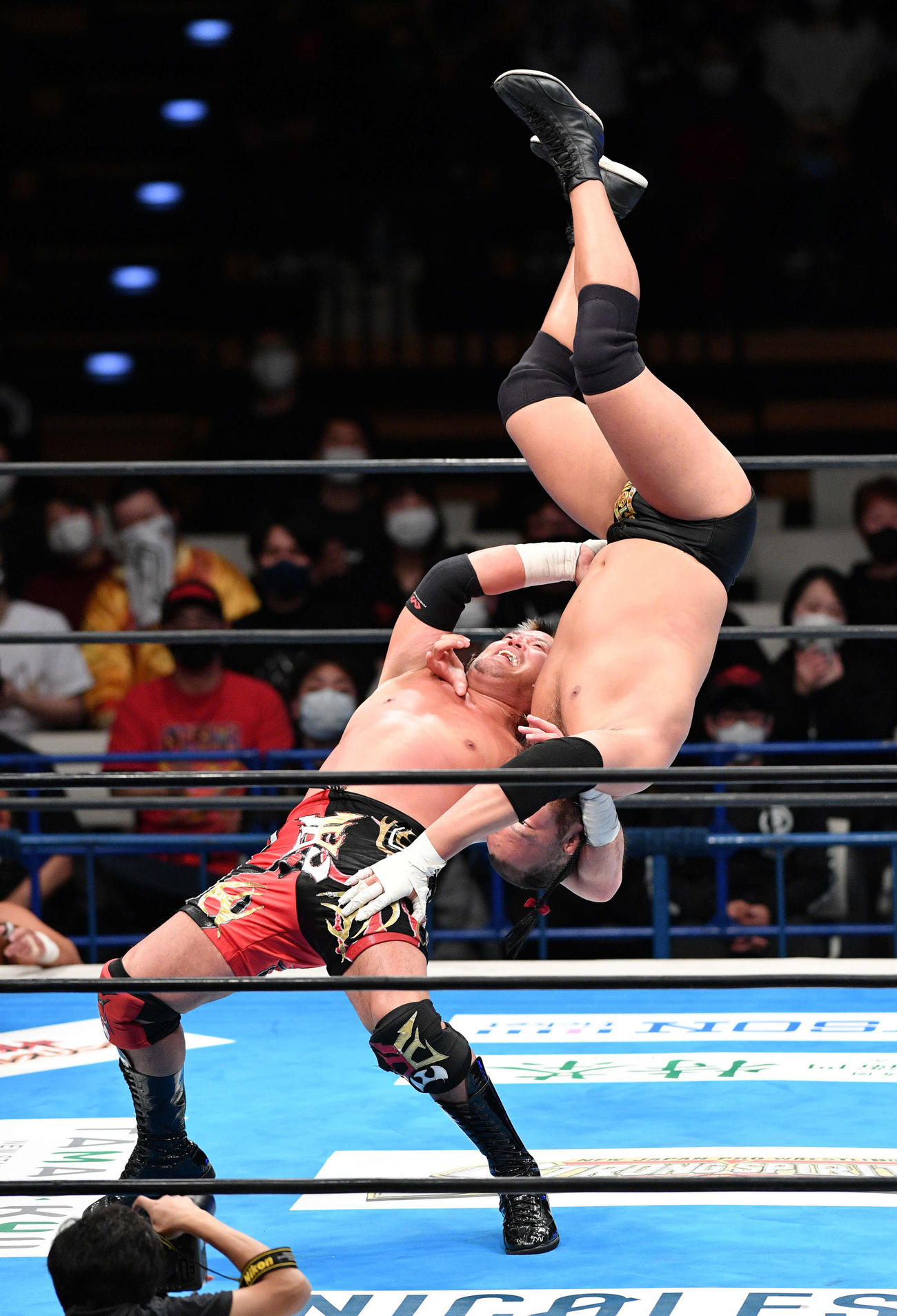 タッグマッチでグレート・O・カーン（右）にブレーンバスターを見舞う天山広吉（撮影・滝沢徹郎）