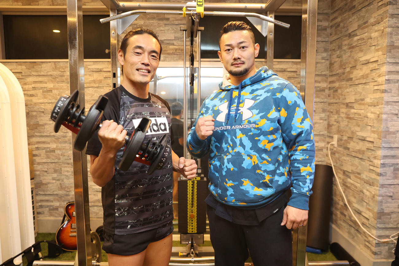K－1ファイターの愛鷹（右）からトレーニングを教わった安彦考真（撮影・大野祥一）