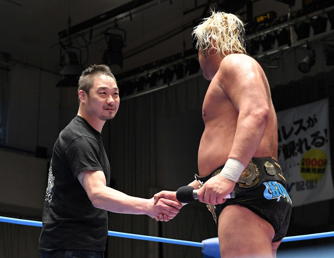 試合後、挑戦者として名乗りを上げた佐藤耕平（奥）は諏訪魔と握手を交わす（撮影・滝沢徹郎）