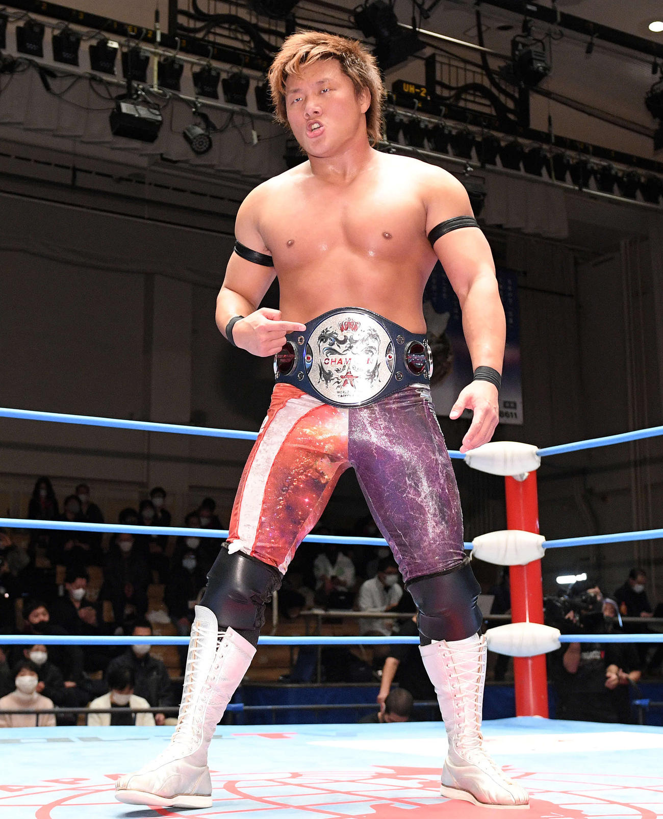 防衛に成功た岩本煌史はベルトを指さしポーズ（撮影・滝沢徹郎）