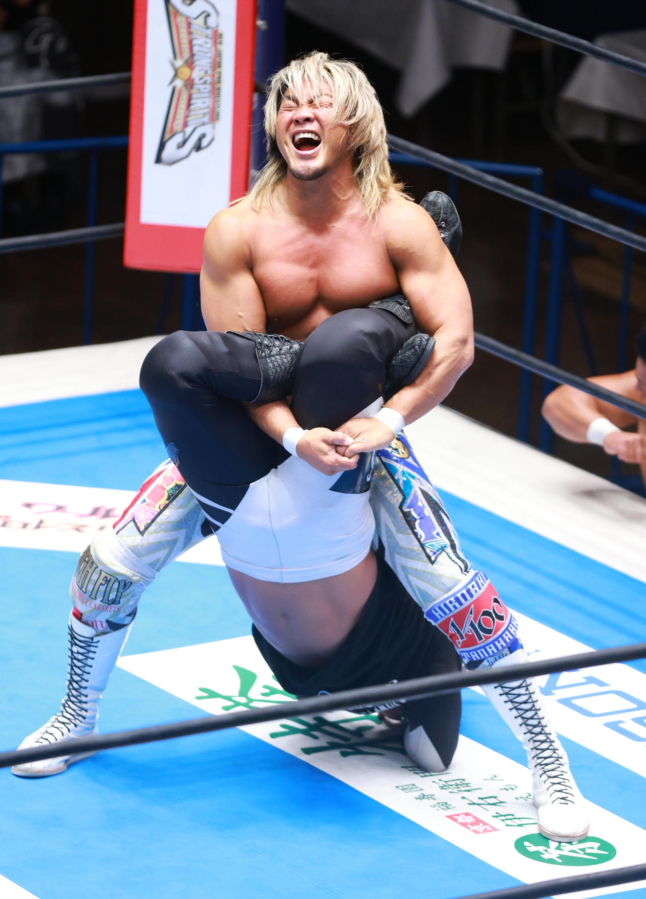 BUSHI（下）からテキサス式四つ葉固めでギブアップを奪う棚橋（撮影・中島郁夫）