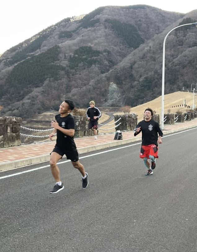 ダッシュする元K－1スーパーバンタム級王者でボクシング転向した武居（左）。右は八重樫トレーナー（大橋ジム提供）