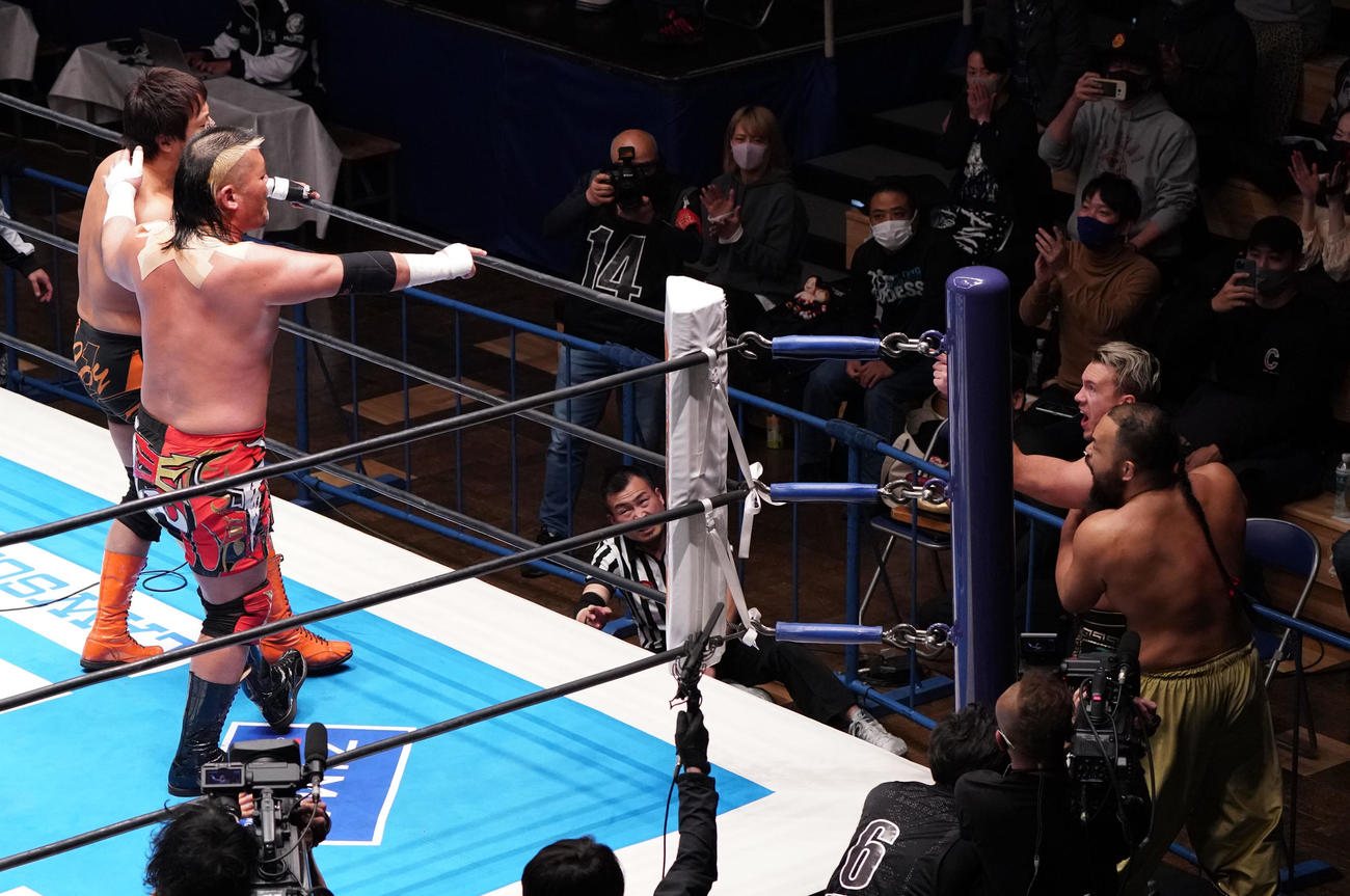 言い争う、左から小島聡、天山広吉、ウィル・オスプレイ、グレート・O・カーン（撮影・横山健太）