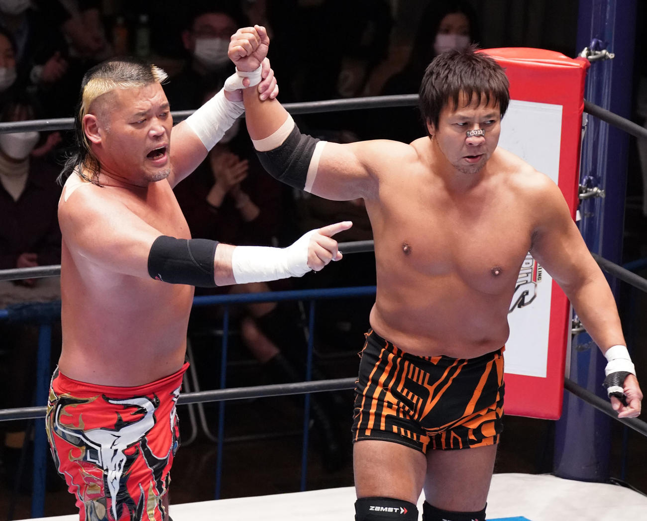 試合がノーコンテストとなり引き揚げる小島聡（左）と天山広吉（撮影・横山健太）