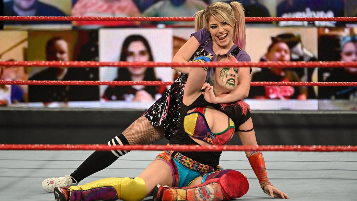アレクサ・ブリス（後方）に首を絞められるロウ女子王者アスカ（c）2021WWE,Inc.AllRightsReserved.