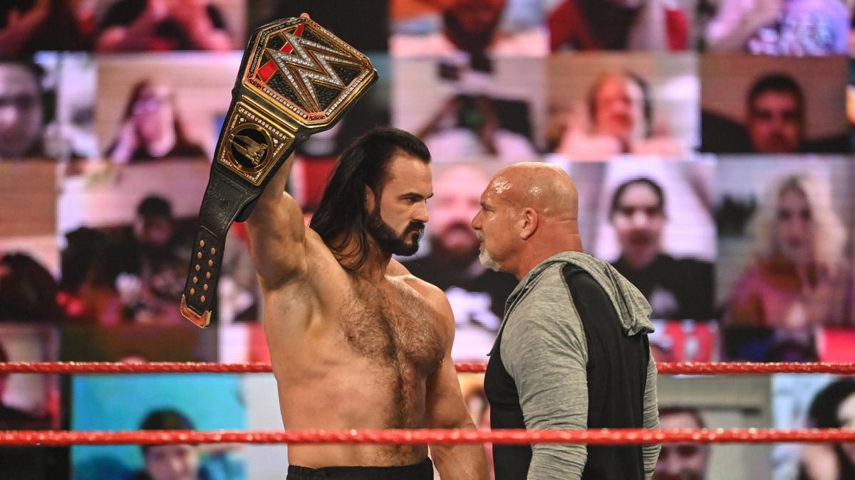 WWEヘビー級ベルトを掲げる王者マッキンタイア（左）。右はゴールドバーグ（C）2021WWE,Inc.AllRightsReserved.
