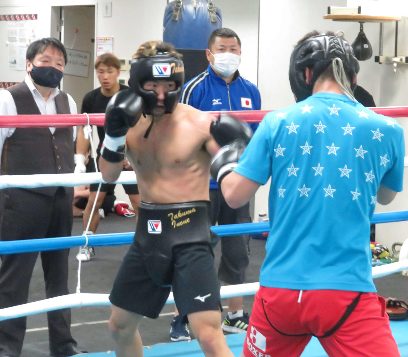 同門の松本亮（右）と4回のスパーリングに臨んだ井上拓真