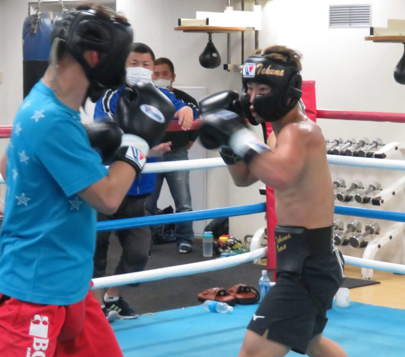 松本亮（左）とのスパーリングを消化した井上拓真