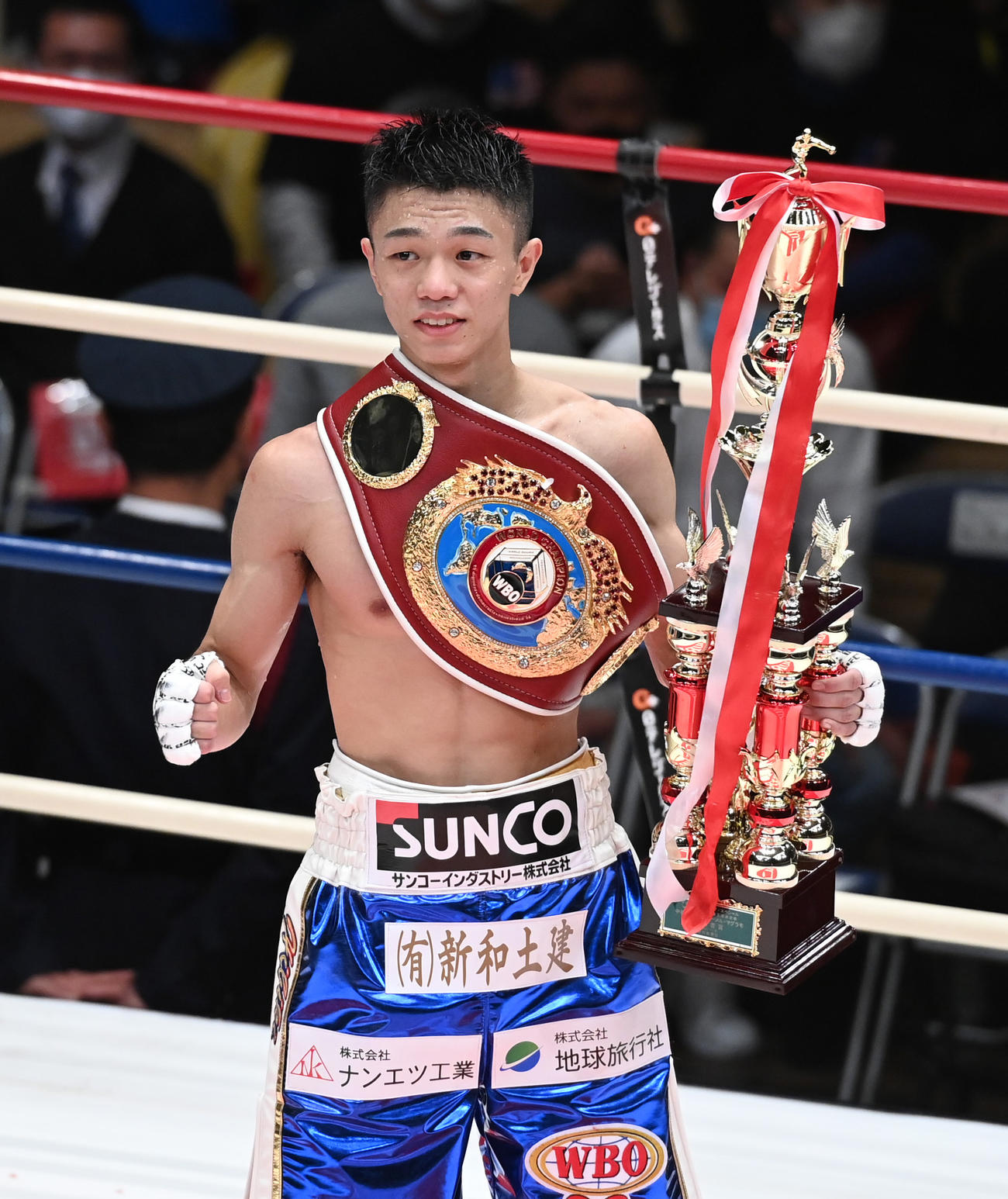 8回KO勝ちでWBOフライ級新王者となり、トロフィーを手に笑顔を見せる中谷（2020年11月6日撮影）