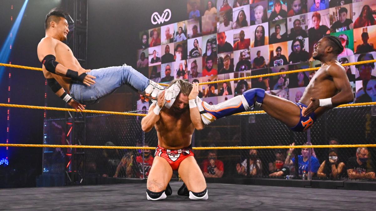 ドレイク（中央）にラフ（右端）と連係のダブルドロップキックを放ったKUSHIDA（C）2021WWE,Inc.AllRightsReserved.