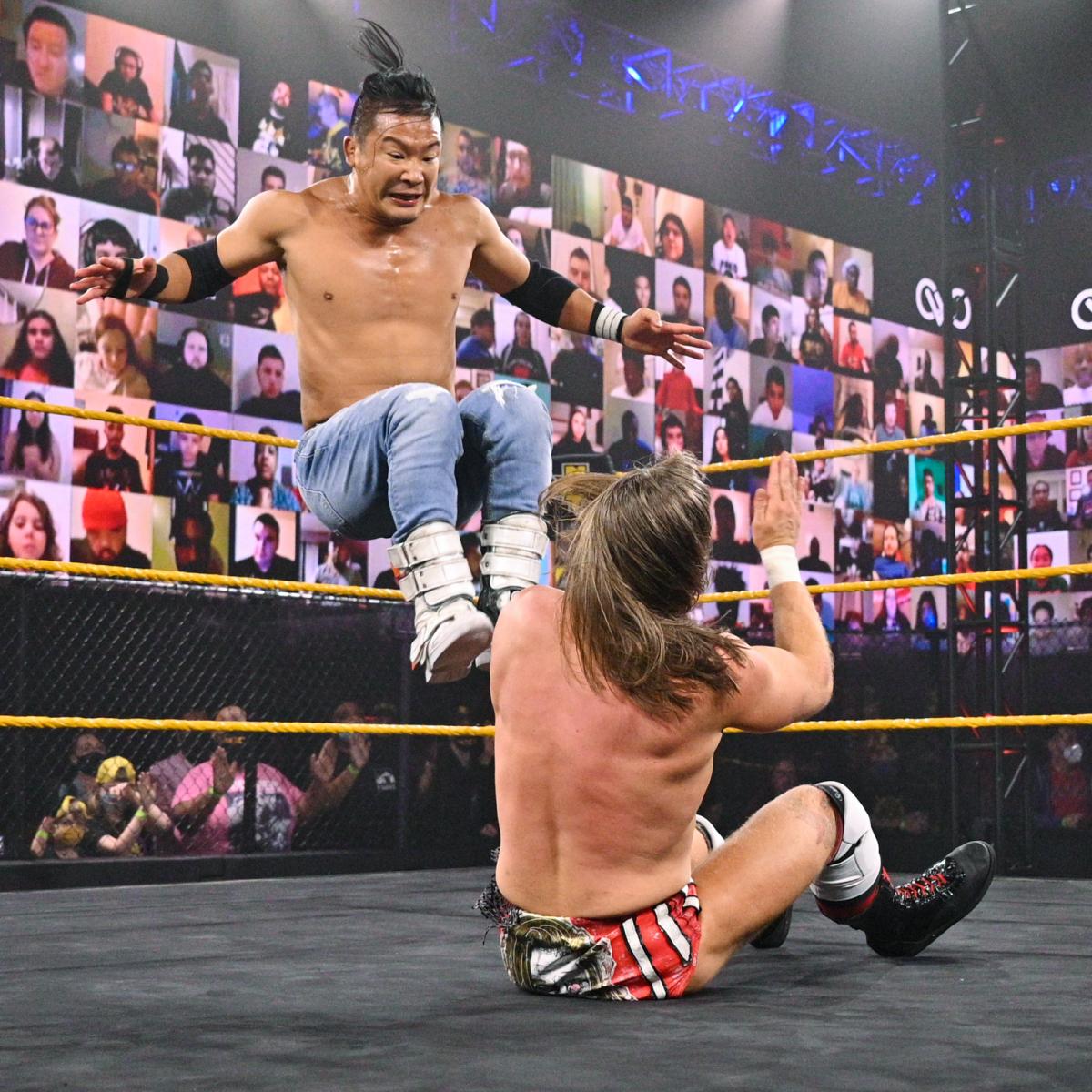 ザック・ギブソン（手前）にミサイルキックを放ったKUSHIDA（C）2021WWE,Inc.AllRightsReserved.