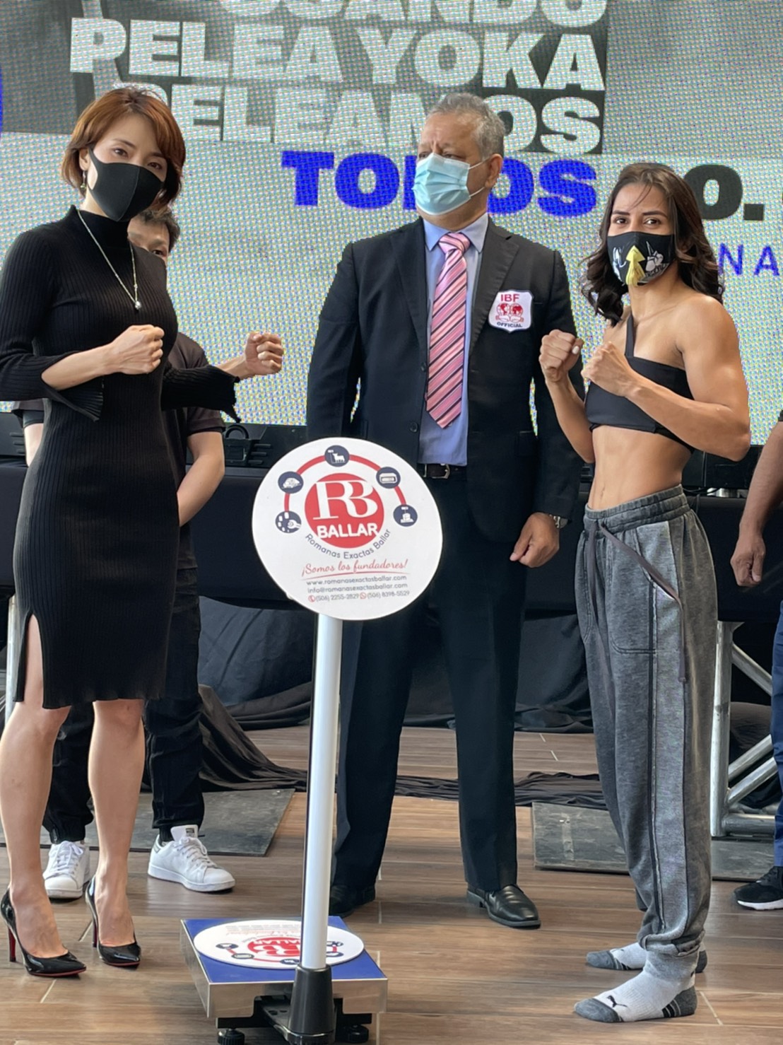 IBF女子世界ミニマム級王者ヨカスタ・バジェ（右端）と計量に臨んだ葉月さな（左端）（YuKOフィットネスボクシングジム提供）