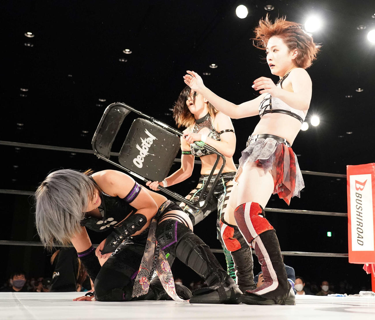 ビー・プレストリー（中央）から椅子で殴られるなつぽい（右）。左は小波（撮影・鈴木みどり）