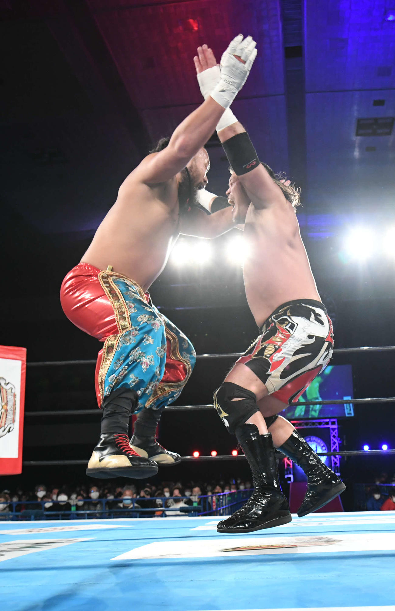 新日本愛知大会　モンゴリアンチョップ浴びせ合う天山広吉（右）とグレート・O・カーン（新日本プロレス提供）