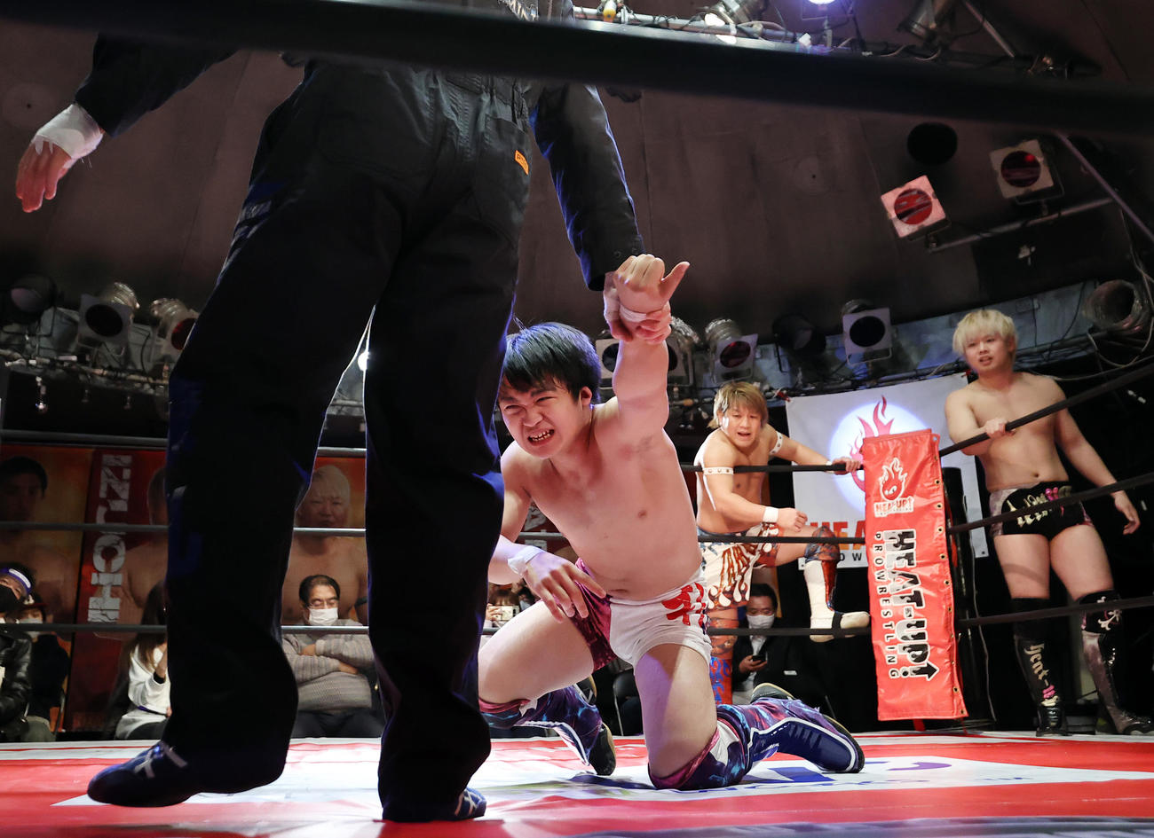 6人タッグマッチ　TAMURA、井土徹也、今井礼夢組対新井健一郎、ヒデ久保田、定アキラ　　新井（手前）に手首をひねられ苦しむ今井（撮影・浅見桂子）