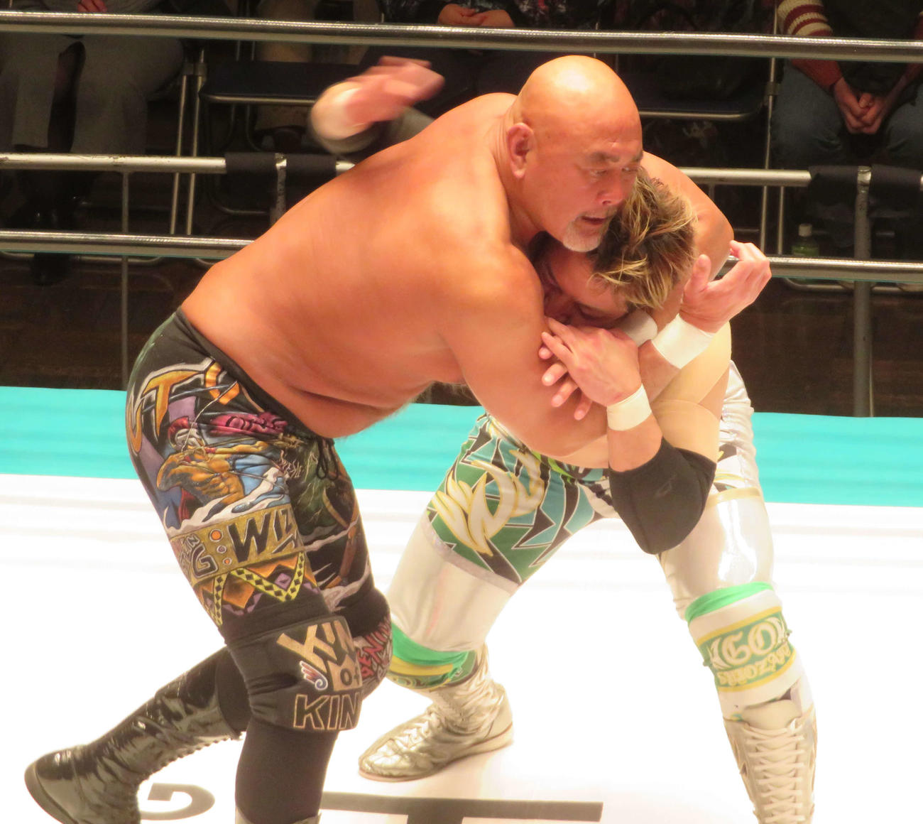 GHCヘビー級王者潮崎（右）を顔面絞めで追い込む武藤