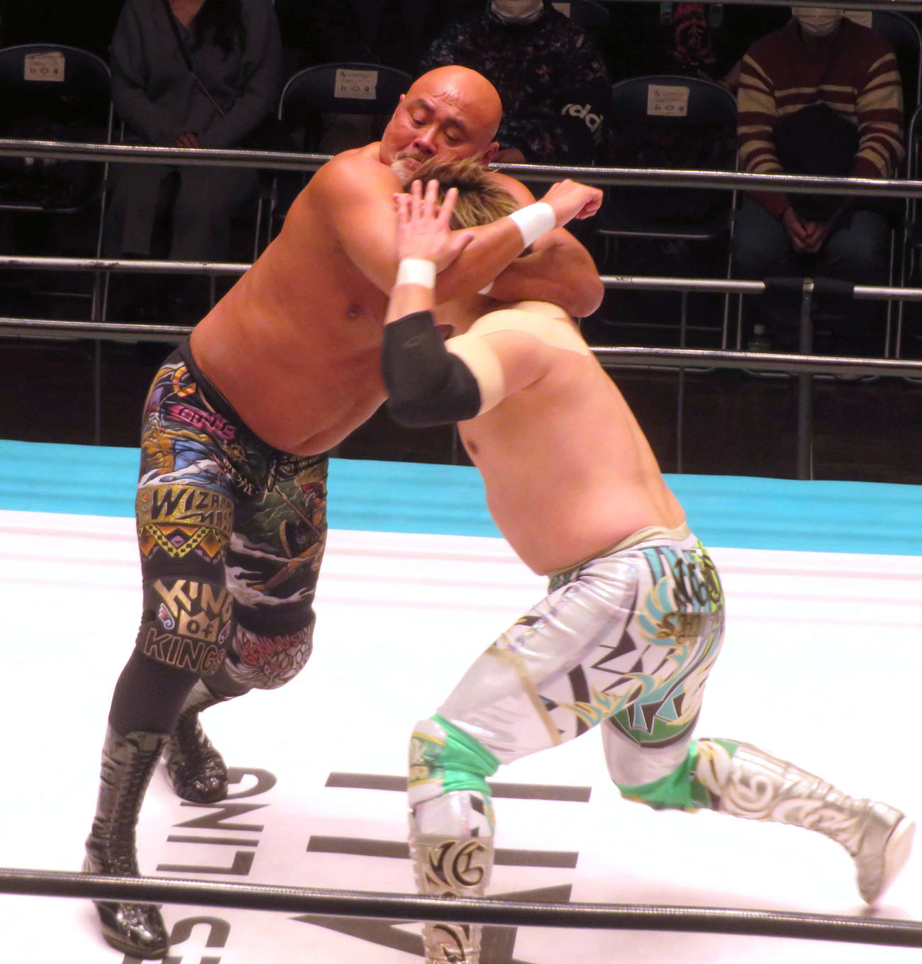 GHCヘビー級王者潮崎（右）と最後の前哨戦に臨んだ武藤