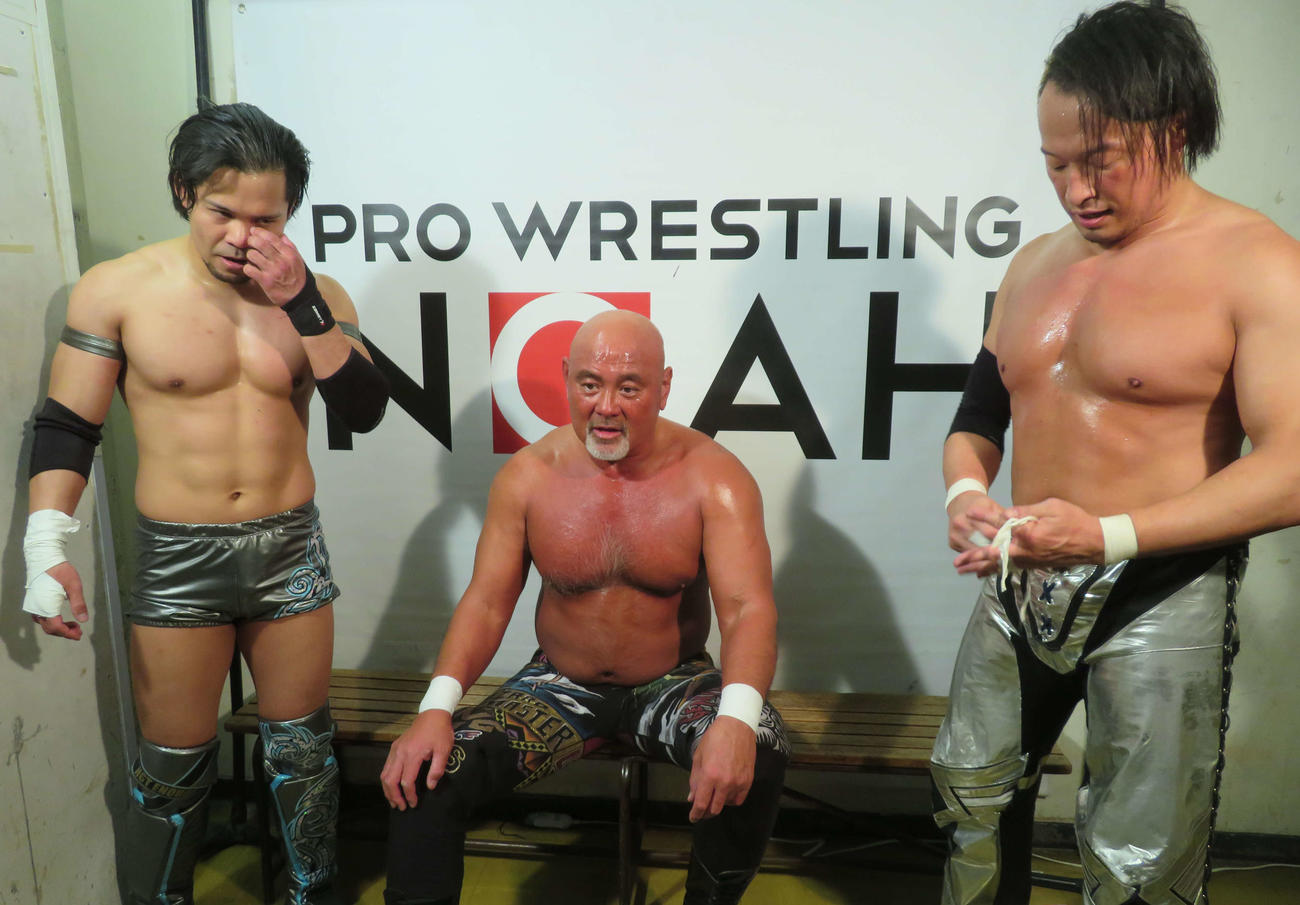 試合後、満足げな表情を浮かべる武藤（中央）。右は丸藤、左が吉岡