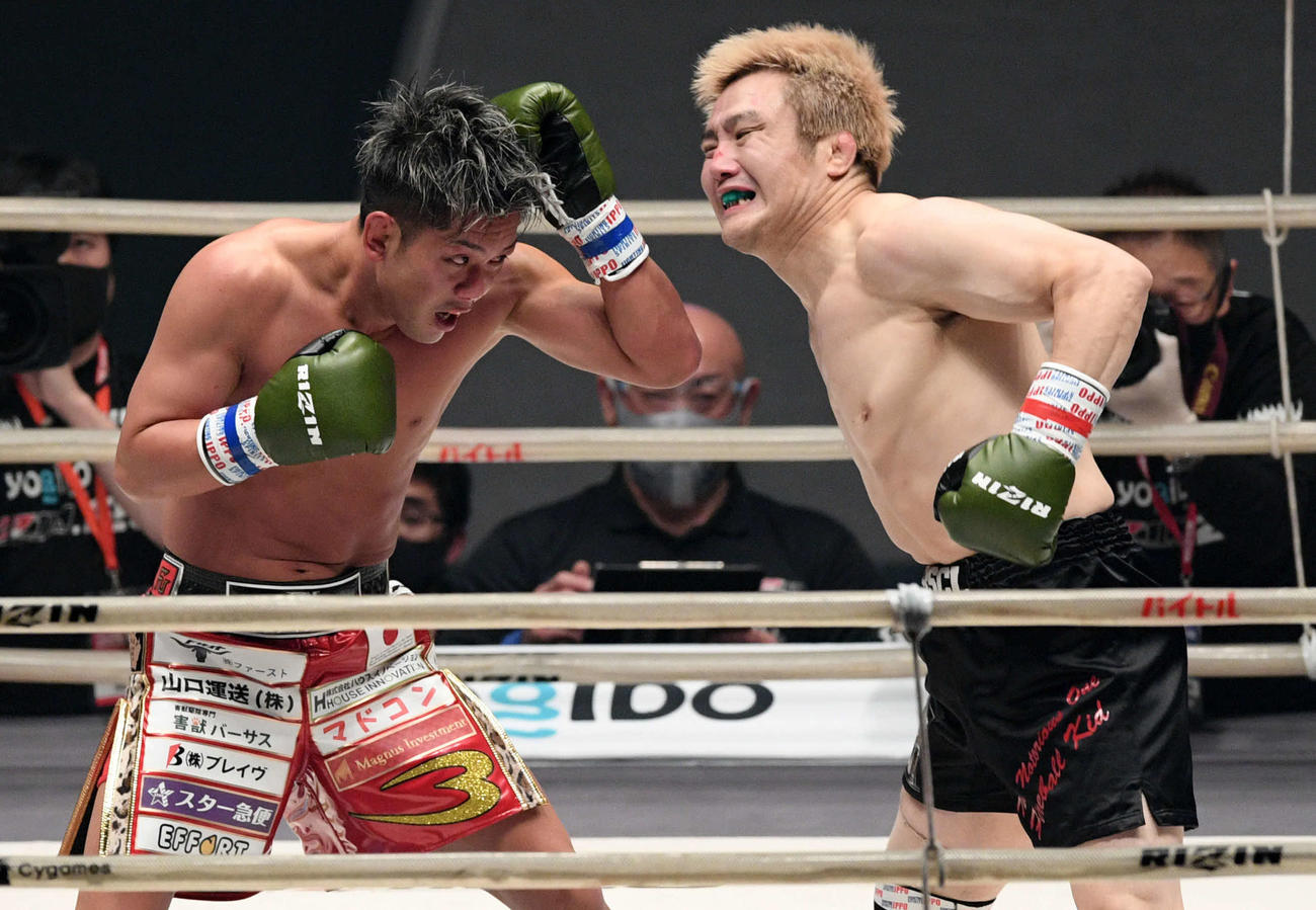 3回、皇治（左）と打ち合う五味（2020年12月31日撮影）