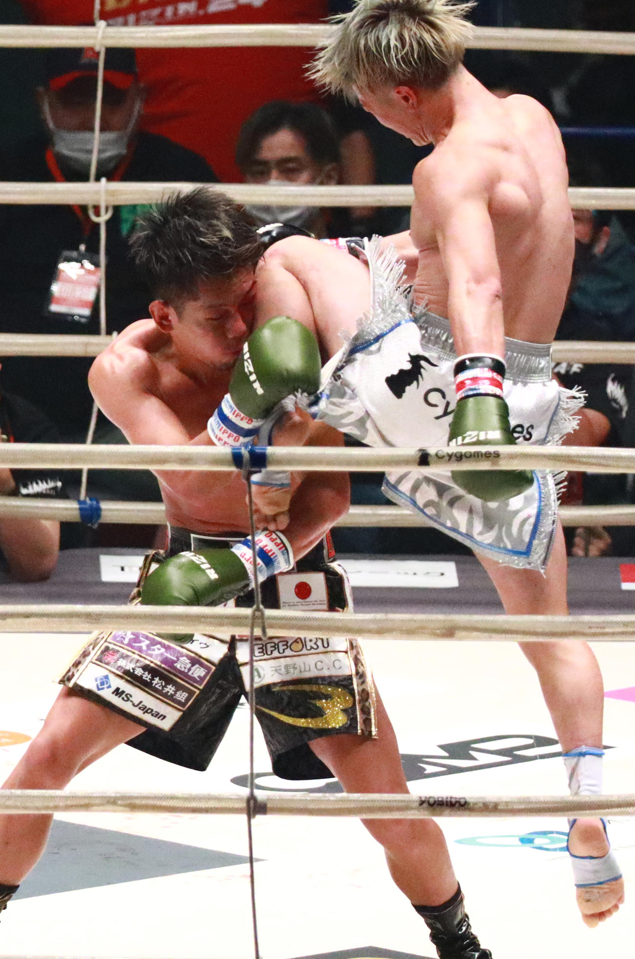 皇治（左）に飛び膝蹴りを決める那須川（2020年9月27日撮影）