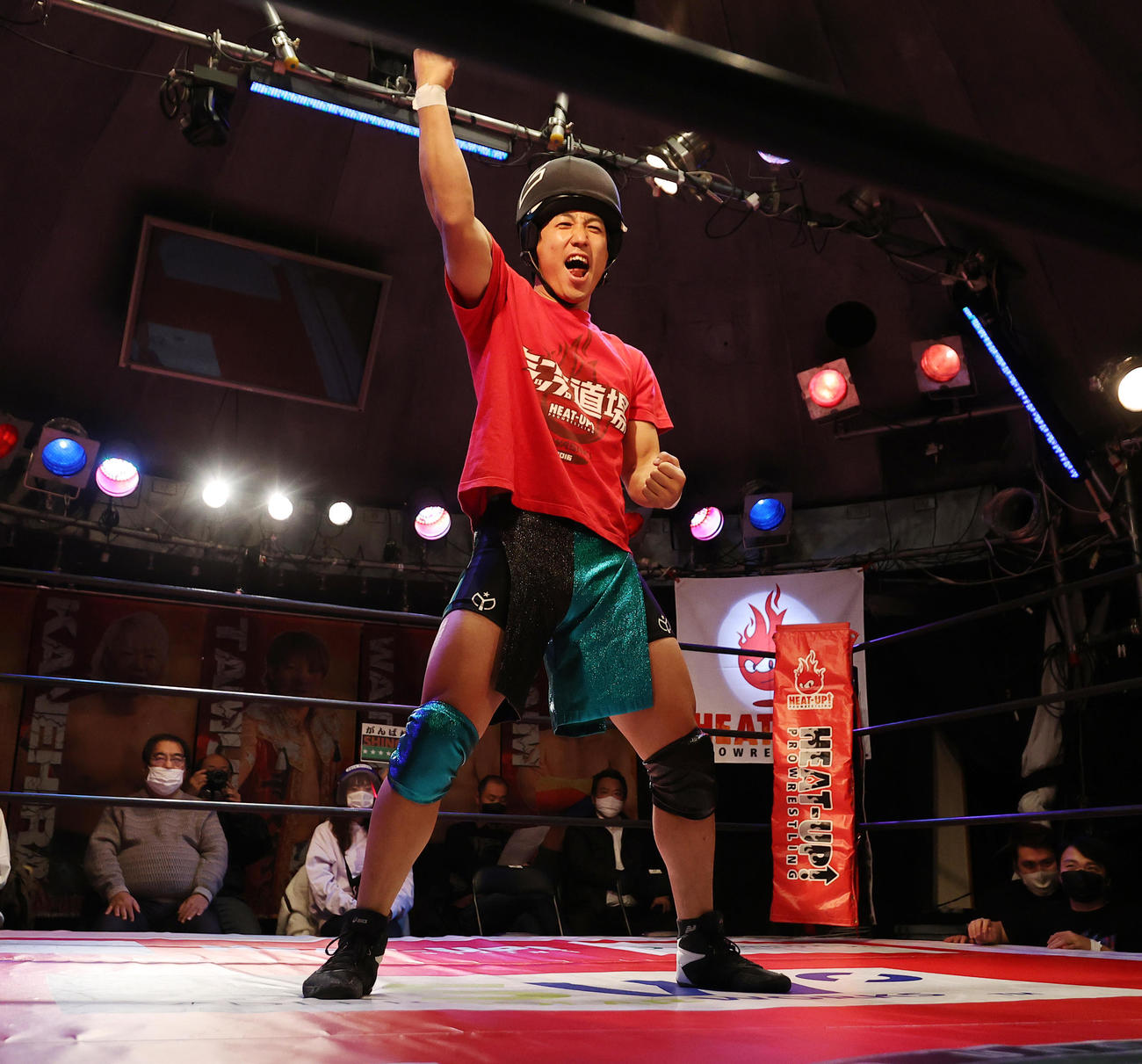 第1試合　競輪選手のヘルメット姿で登場したSHINGO（撮影・浅見桂子）