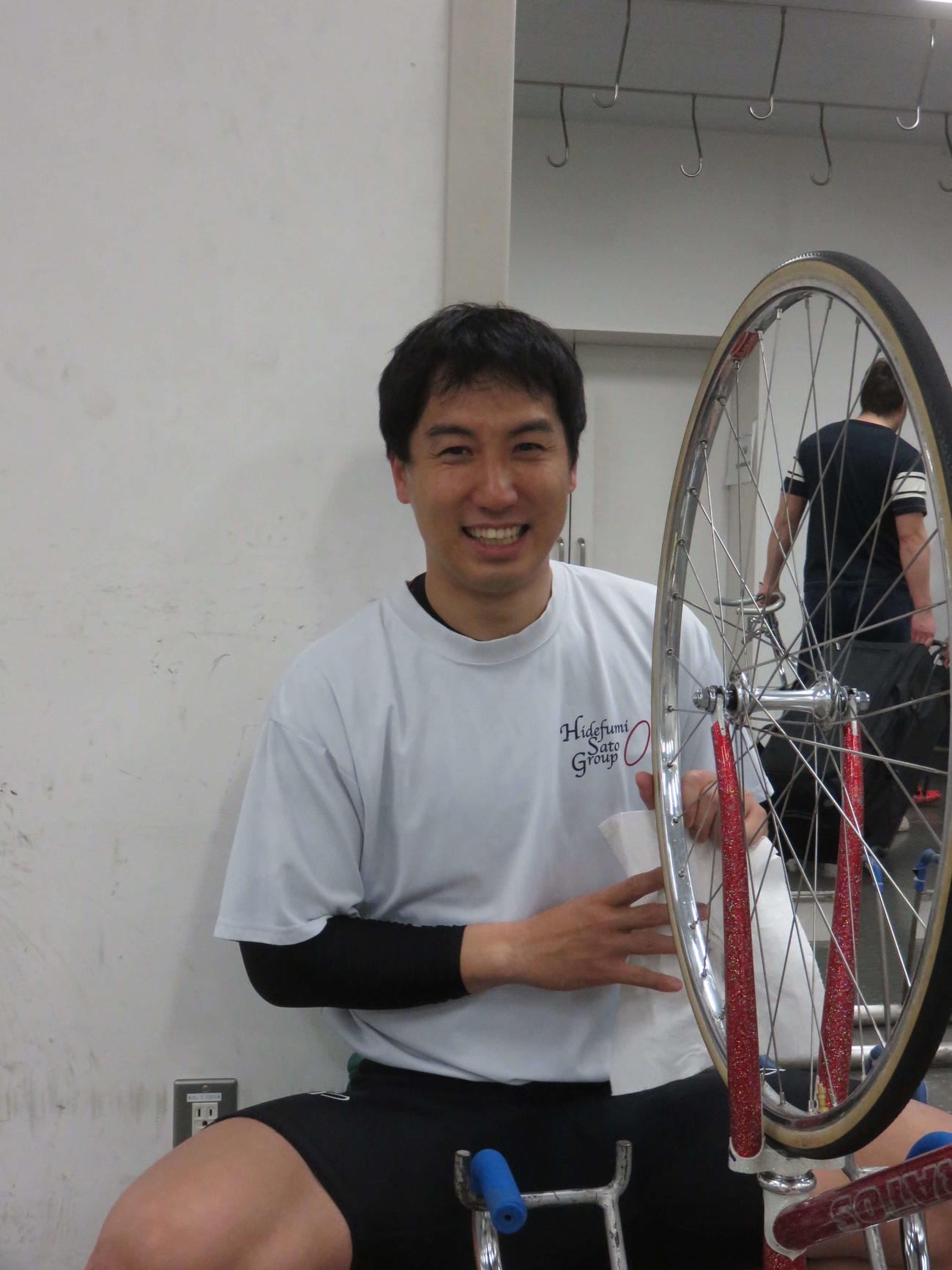 川崎競輪場でポーズをとる川上真吾＝2018年3月23日