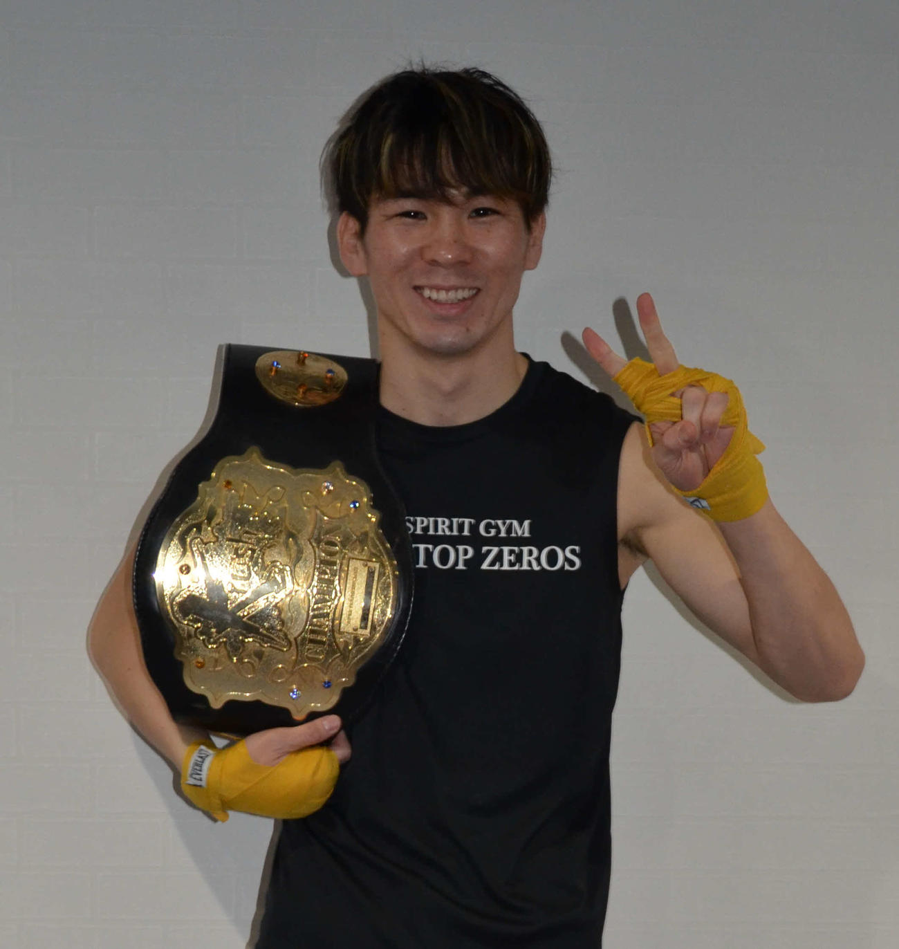 タイトル戦勝利を誓い、Vサインを見せるレオナ・ペタス（撮影・吉池彰）