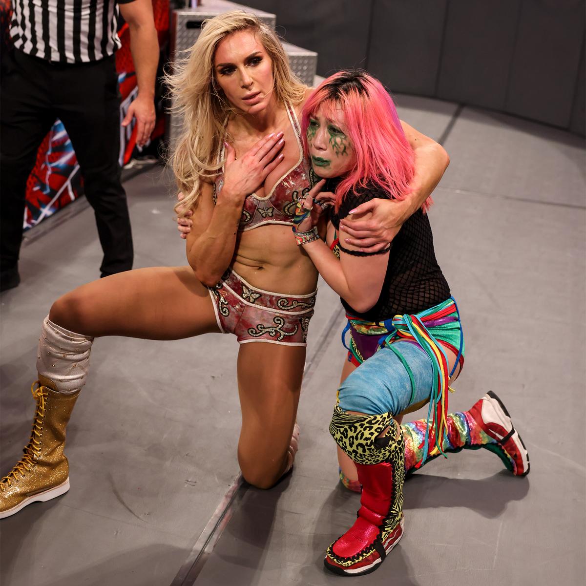 WWE女子タッグ王座陥落後、パートナーのフレアー（左）と悔しそうな表情を浮かべたアスカ（C）2021 WWE, Inc. All Rights Reserved.
