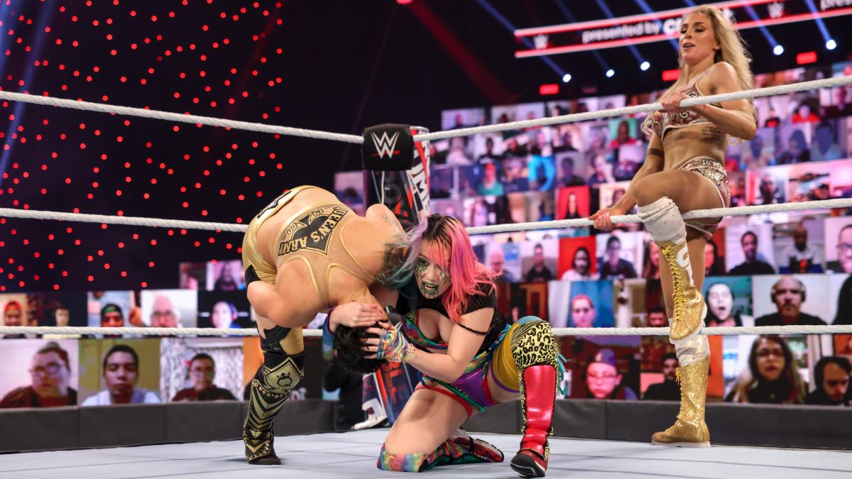 ベイズラー（左端）を首から投げるアスカ（中央）。右端はパートナーのフレアー（C）2021 WWE, Inc. All Rights Reserved.