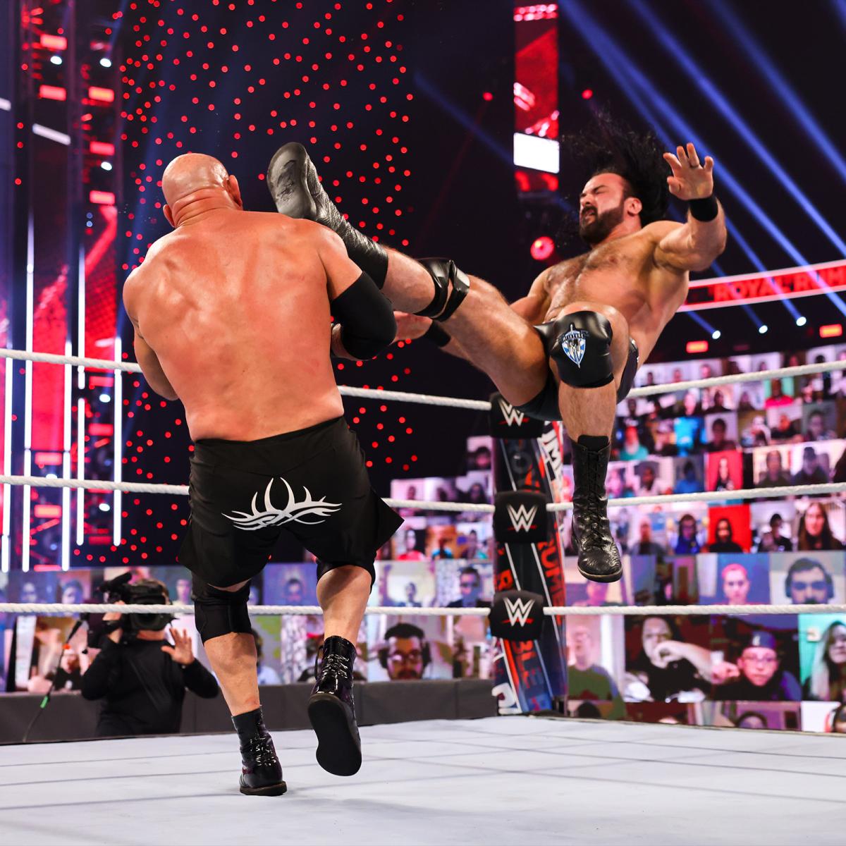 ゴールドバーグ（左）にクレイモアを決めるWWEヘビー級王座マッキンタイア（C）2021 WWE, Inc. All Rights Reserved.
