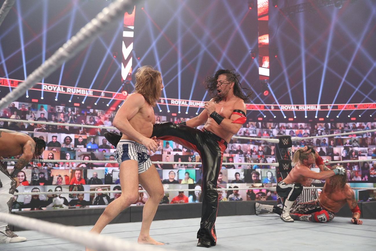 ロイヤルランブル戦で、リドル（左）に蹴りを入れる中邑（C）2021 WWE, Inc. All Rights Reserved.