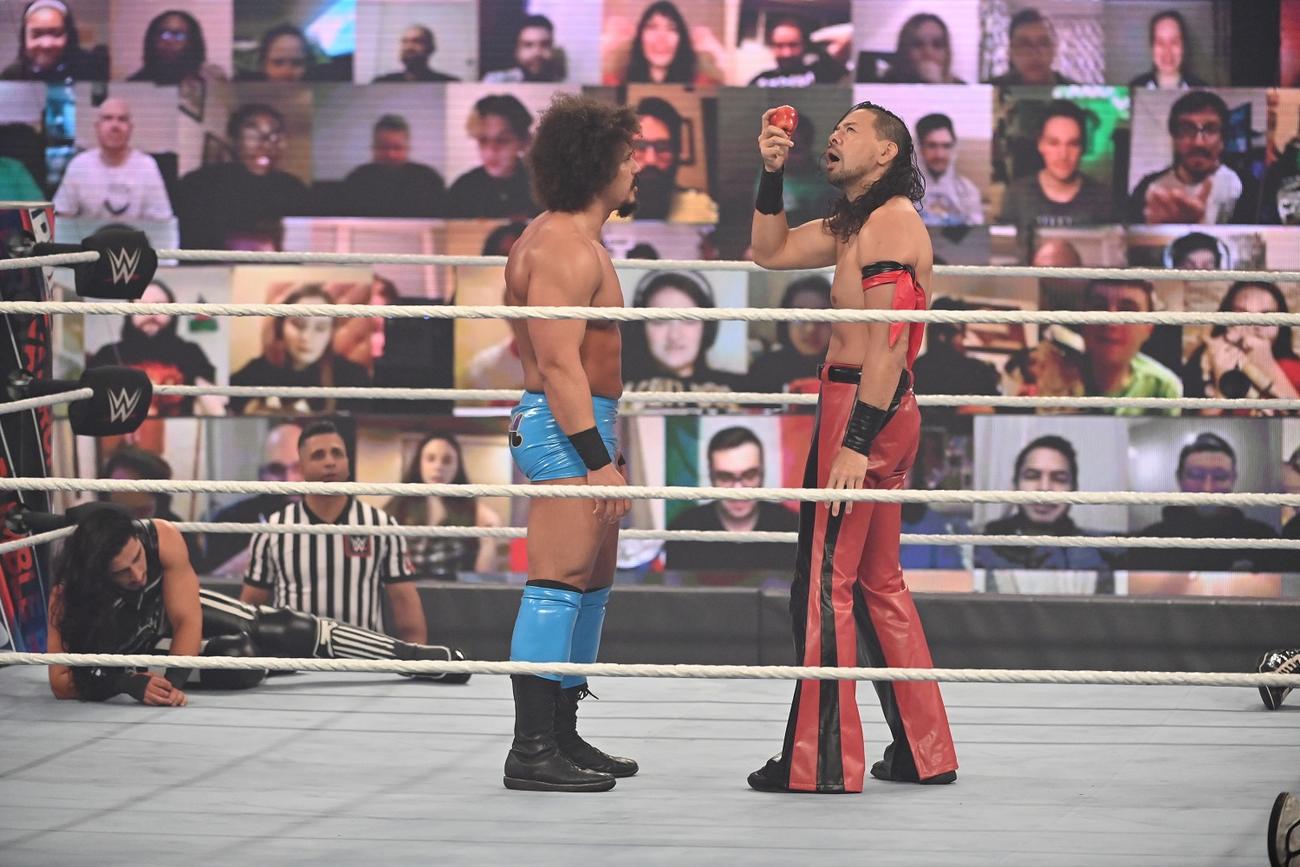 カリート（左）が持参したリンゴを奪う中邑（C）2021 WWE, Inc. All Rights Reserved.