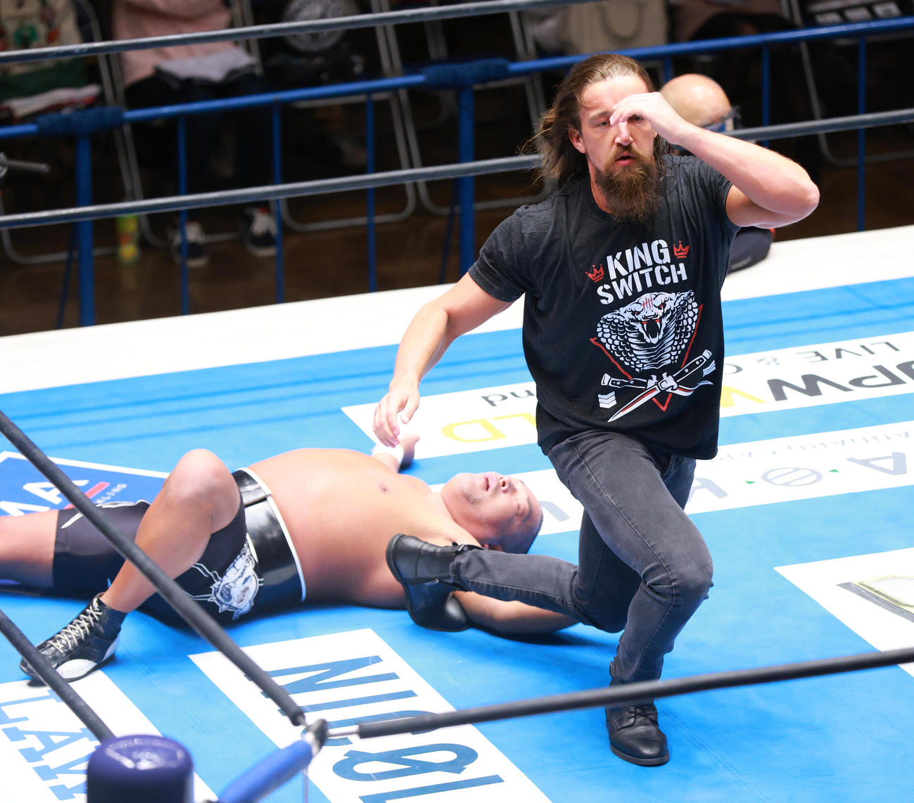 試合後乱入し石井智宏（左）を襲うジェイ・ホワイト（撮影・中島郁夫）