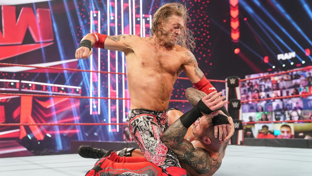 オートン（下）を馬乗りになって殴るエッジ（C)
2021 WWE, Inc. All Rights Reserved.